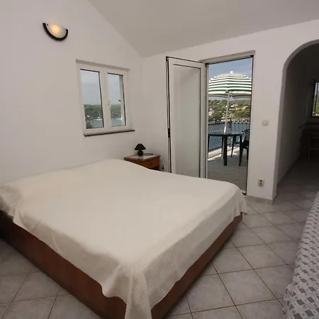 Apartments By The Sea Necujam, Solta - 5182