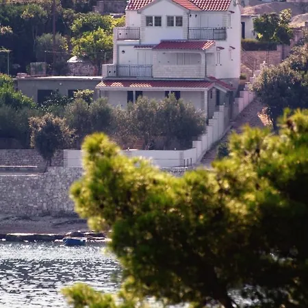 Apartment Apartments By The Sea Necujam, Solta - 5182 *